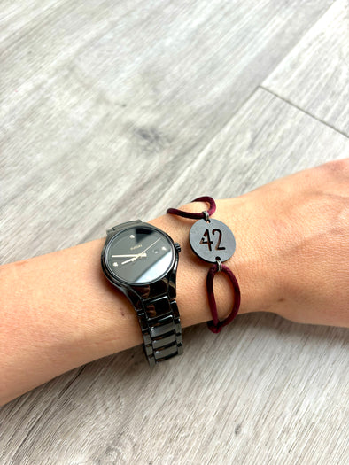 Bracelet 42 médaille noire lie de vin