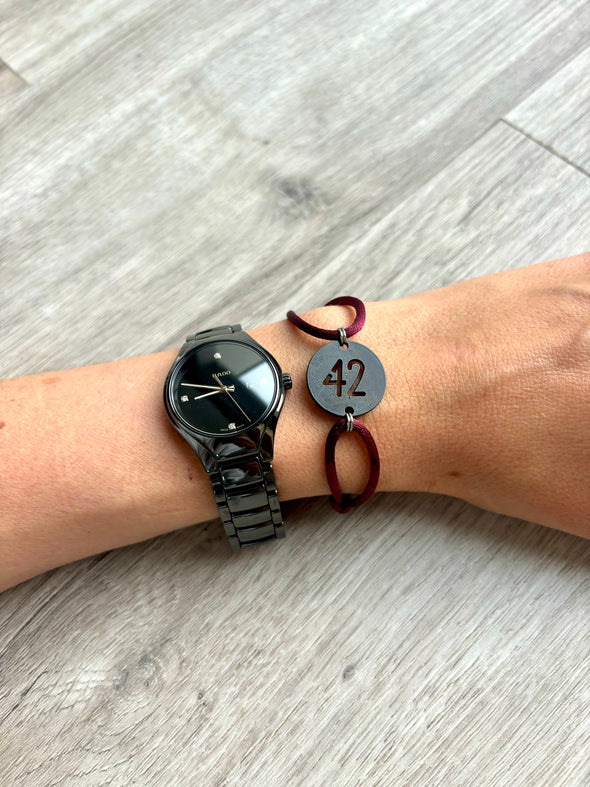 Bracelet 42 médaille noire lie de vin