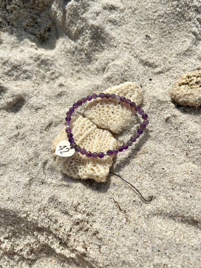 Bracelet 42 en perles naturelles violettes