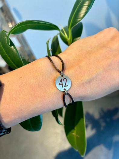 Bracelet 42 petite médaille marron foncé