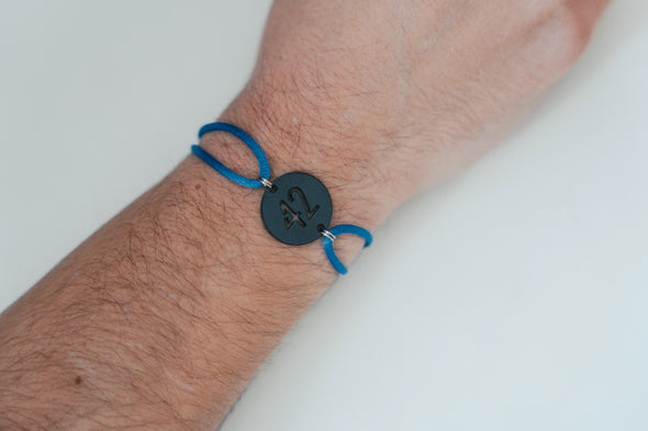 Bracelet 42 Médaille Noire Bleu Vif